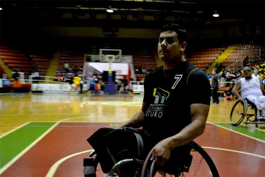 Alberto Enr&iacute;quez previo a un juego de basquetbol sobre silla de ruedas