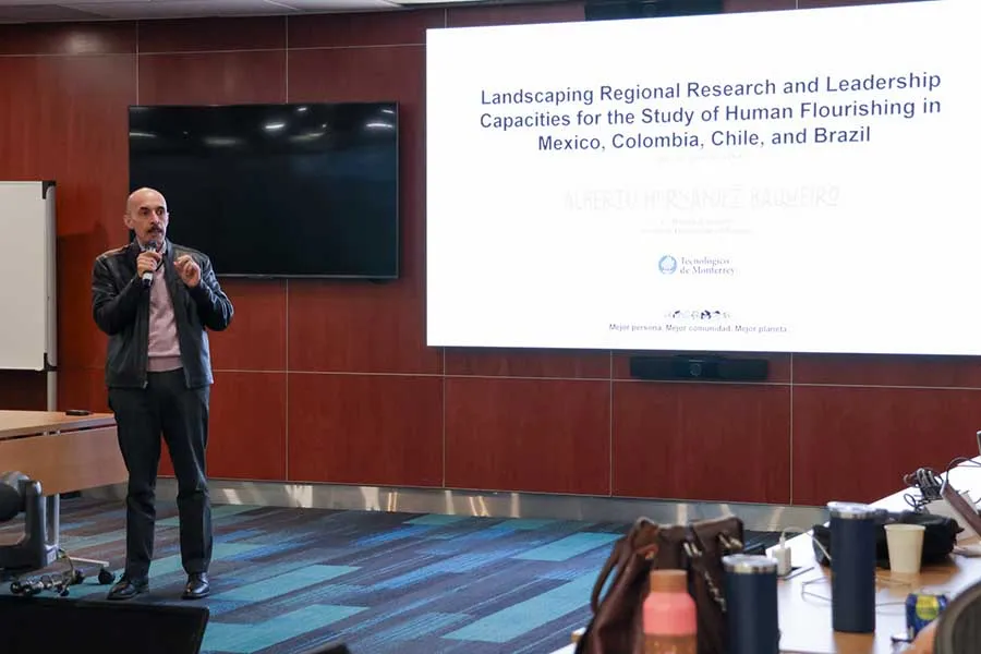 El profesor investigador del Tec, Alberto Hern&aacute;ndez fue el encargado de presentar el mapeo del concepto de florecimiento humano en M&eacute;xico, Colombia, Brasil y Chile