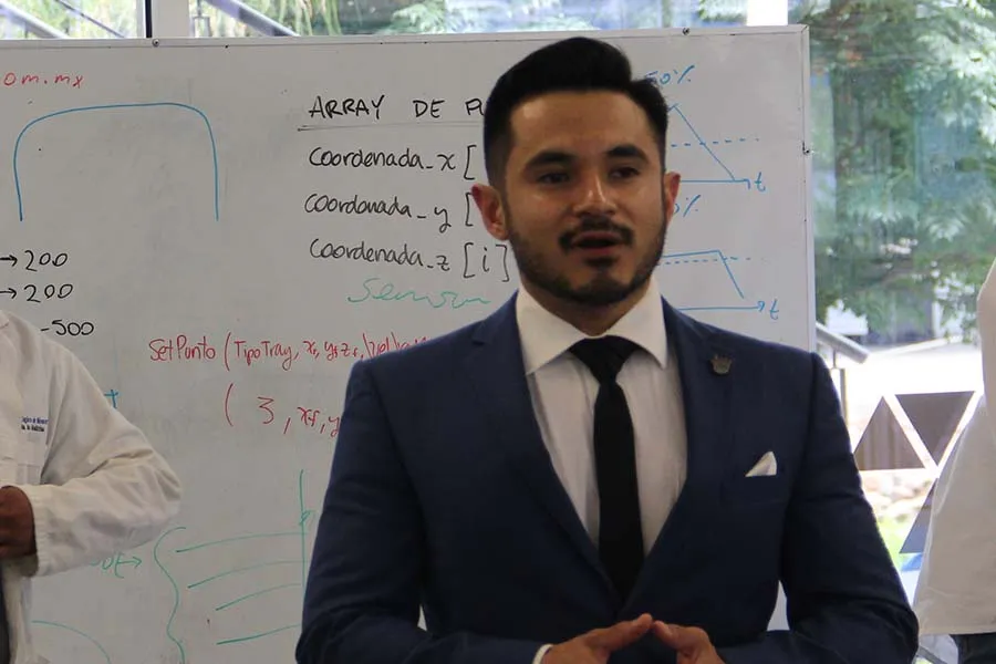 Aldo Cort&eacute;s maestro en el campus Chihuahua