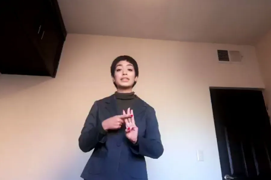 Alejandra Rojas durante la presentaci&oacute;n de su discurso persuasivo.