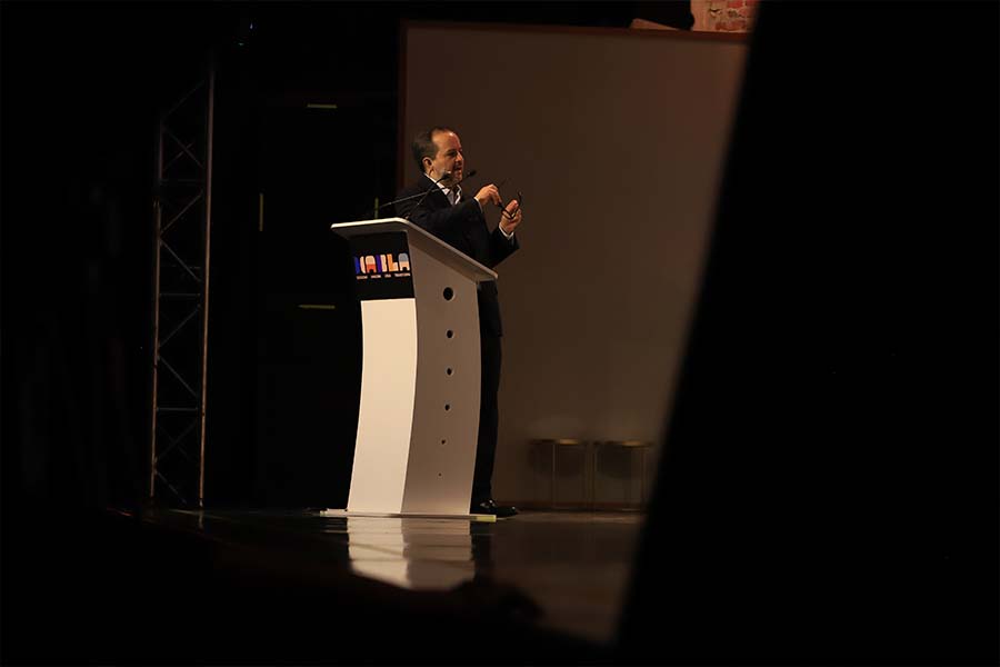 Alejandro Poir&eacute; durante su conversaci&oacute;n con Harari
