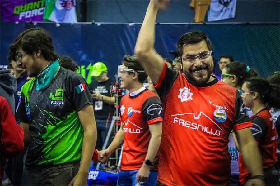 Alejandro Ram&iacute;rez, Head Coach de MINERZ apoyando al equipo en el regional e FIRST Monterrey 2023