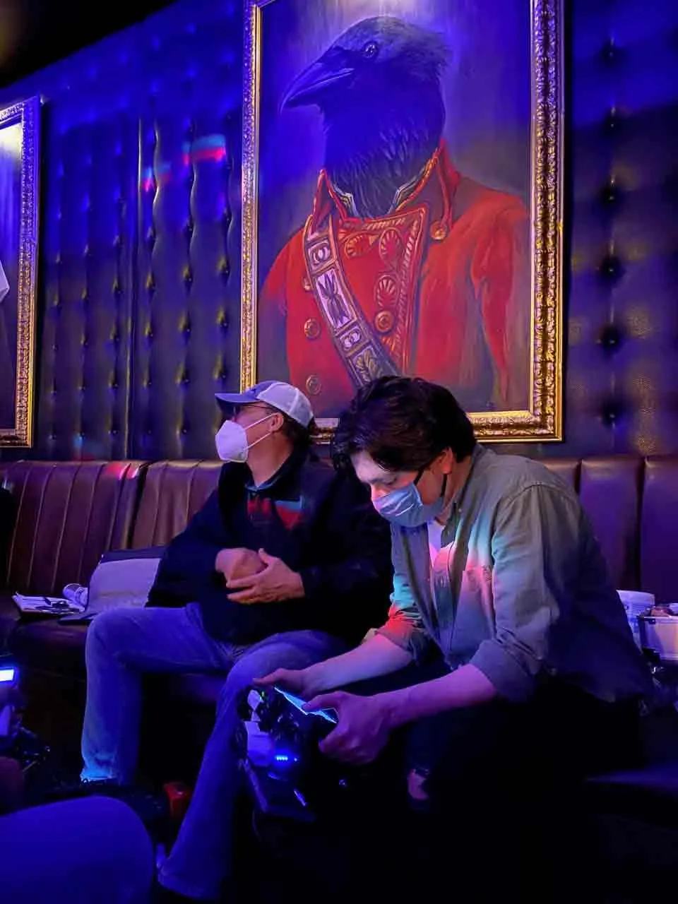 Alejandro Rom&aacute;n revisando tomas del documental