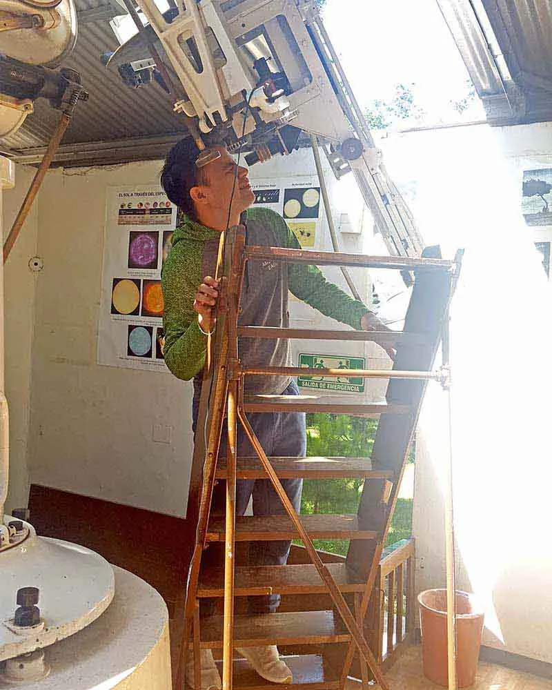 Alejandro Salinas de Le&oacute;n en su visita al Gran Telescopio Milim&eacute;trico