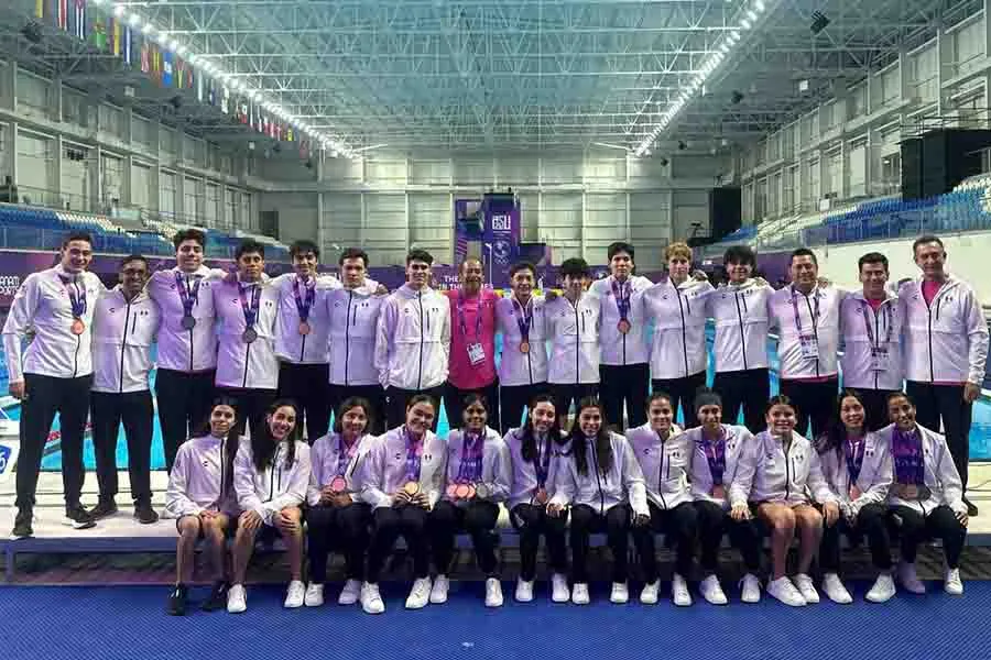 Selecci&oacute;n mexicana de nataci&oacute;n posando juntos. 