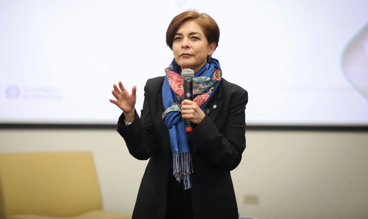 Alicia &Aacute;ngeles en charla