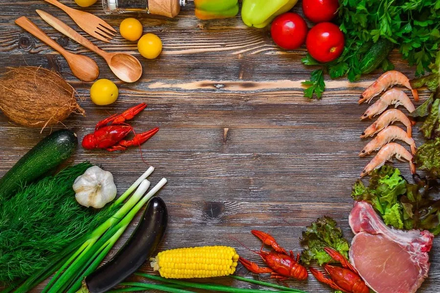 Una sana alimentaci&oacute;n debe balancear diferentes tipos de alimentos.