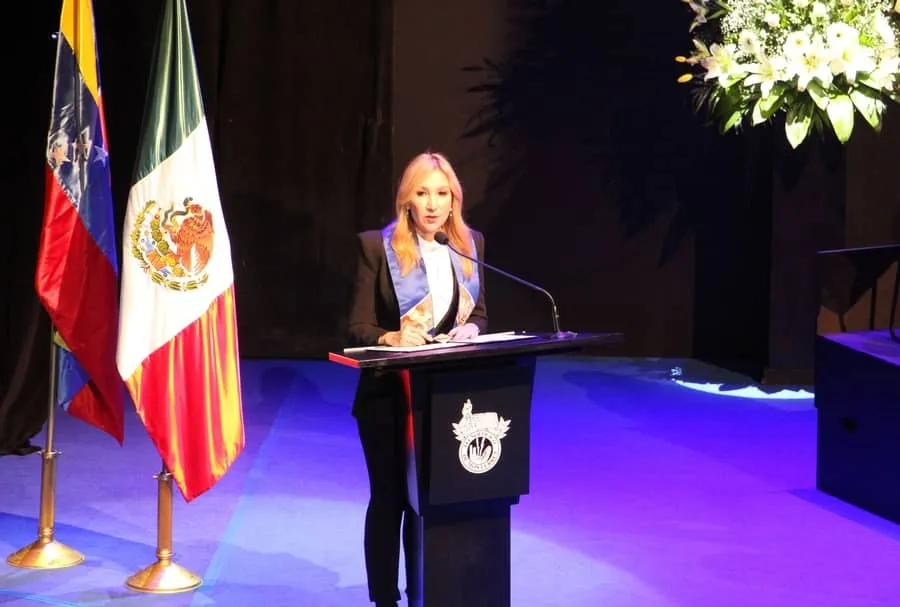 Alma Rosa Marroqu&iacute;n, secretaria de salud estatal, aconsej&oacute; a los y las graduadas de Especialidades M&eacute;dicas sobre su vida profesional.