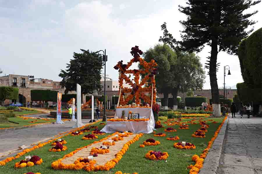 Altar tradicional de Ichupio en los altares del Tec en Plaza Villalongín