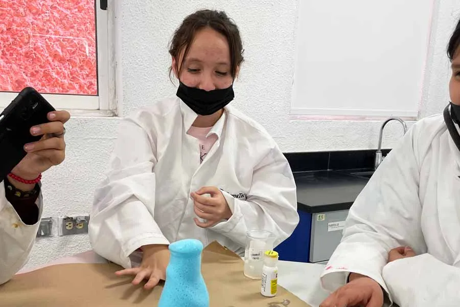 Ni&ntilde;a realizando experimento de ciencias en la PrepaTec Santa Catarina.