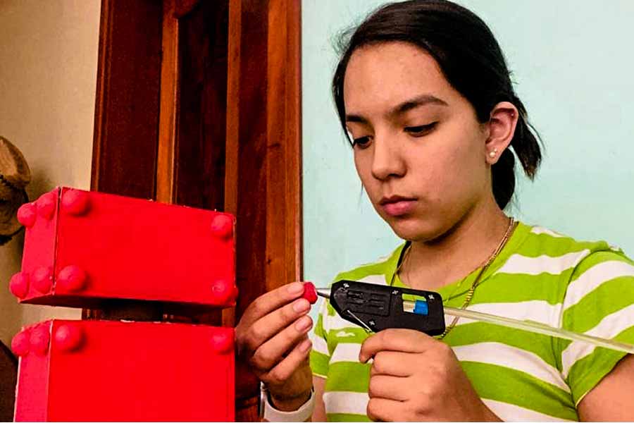 Alumna de PrepaTec campus Tampico ensamblando prototipo de rob&oacute;tica