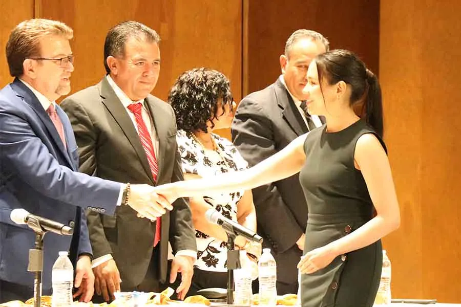 Alumna saluda a autoridades de comunidad universitaria de la laguna al recibir premio por m&eacute;rito acad&eacute;mico