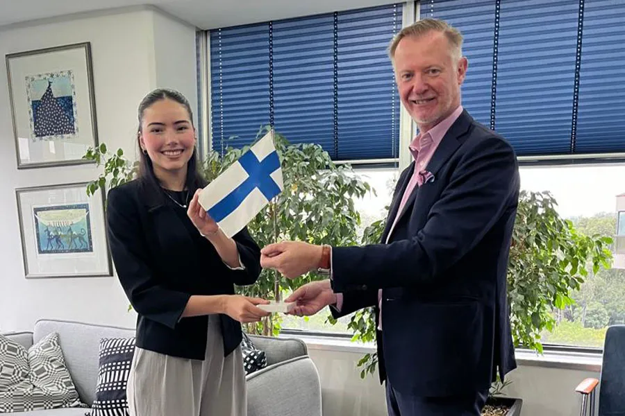 Fernanda Cerda, alumna de PrepaTec Esmeralda, y el embajador de Finlandia en M&eacute;xico.