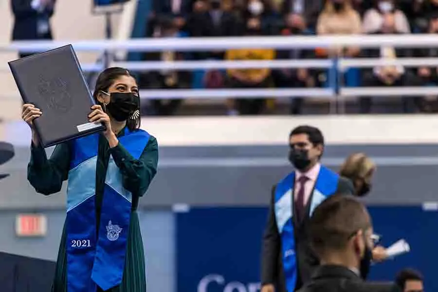Juan Pablo Murra se dirigi&oacute; a los reci&eacute;n graduados del campus Quer&eacute;taro para aconsejarles pensar positivamente sobre el futuro y tomar la responsabilidad de construirlo.