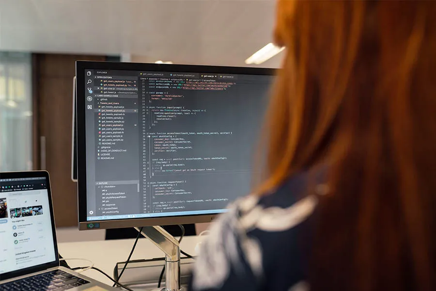 alumna de ingenier&iacute;a trabajando desde casa