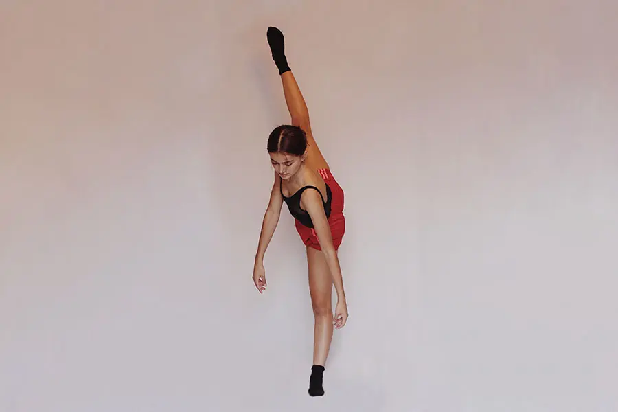 Alumna Sara Arias ejecutando un paso de danza