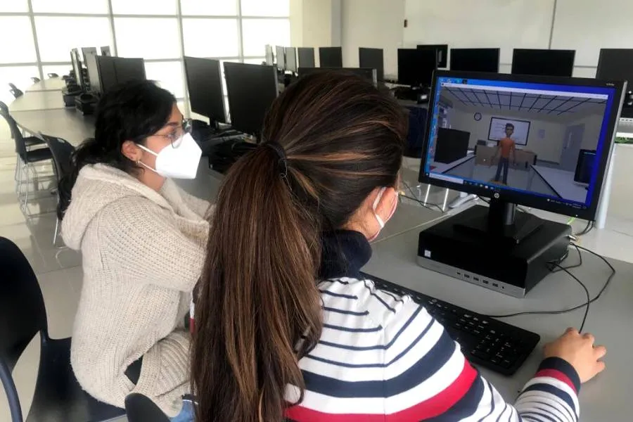 Alumnas del Tec Estado de M&eacute;xico usando la innovaci&oacute;n educativa