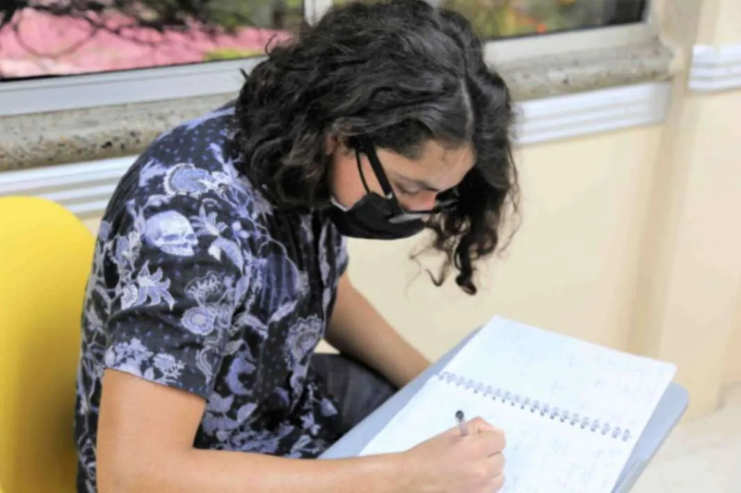 Alumno PrepaTec Sonora estudiando matem&aacute;ticas