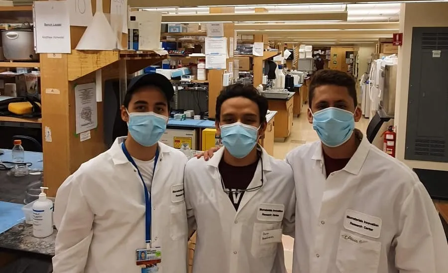 David Hern&aacute;ndez (al centro) junto a compa&ntilde;eros mexicanos con los que realiza su Estancia Profesional en laboratorios de Harvard