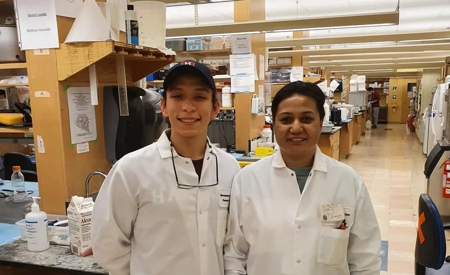 El alumno del Tec Guadalajara junto a Sushila Maharjan, directora de Investigaci&oacute;n de Biociencia y Biotecnolog&iacute;a de Nepal