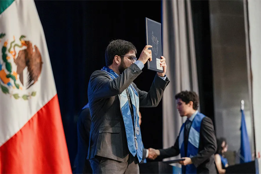 Estudiante ganador del premio nacional del examen CENEVAL levanta su t&iacute;tulo profesional en la ceremonia de graduaci&oacute;n de junio 2025
