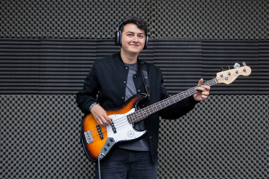 David Escudero ensayando tocando el bajo
