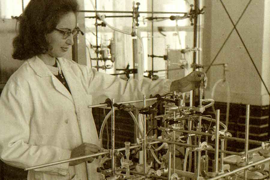 Alumna del Tec de Monterrey, en la década de los 70, en el laboratorio de química