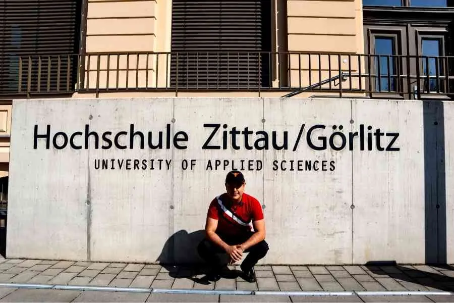 Roberto Hern&aacute;ndez en la universidad