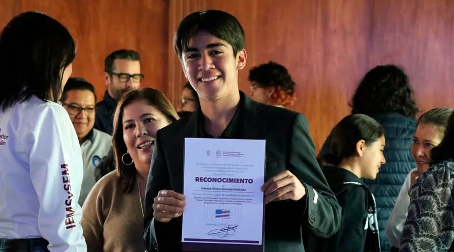 Entrega de reconocimiento por parte del gobierno del Estado de Michoac&aacute;n
