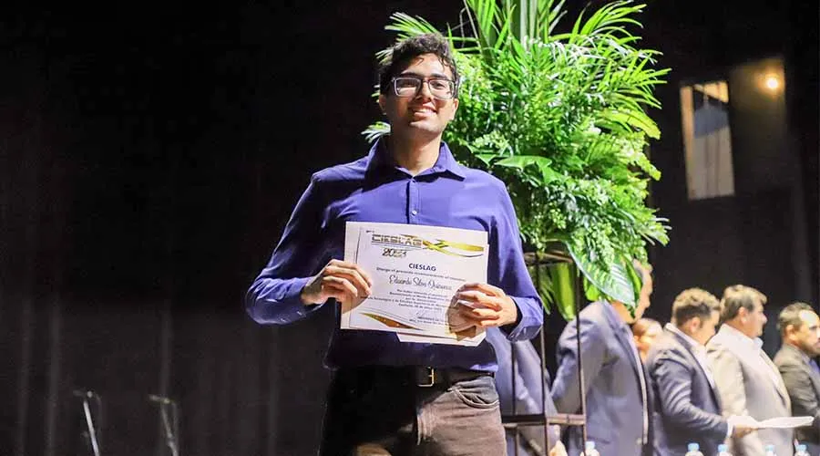 Eduardo Silva recibe el premio al M&eacute;rito Acad&eacute;mico