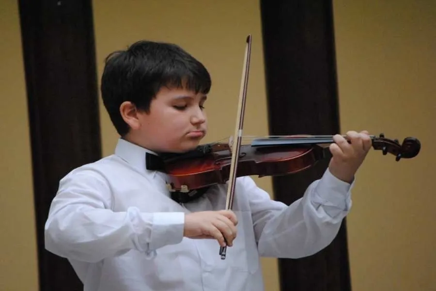 alumno-tocando-su-violin-de-ni&ntilde;o