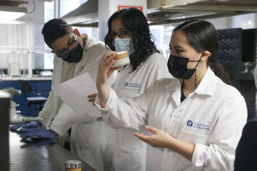Alumnos del campus Monterrey en Semana i dedicada a la creaci&oacute;n de cremas cosm&eacute;ticas