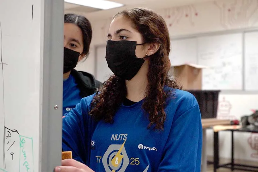 Integrantes del equipo de rob&oacute;tica Nuts & Volts se preparan para FIRST
