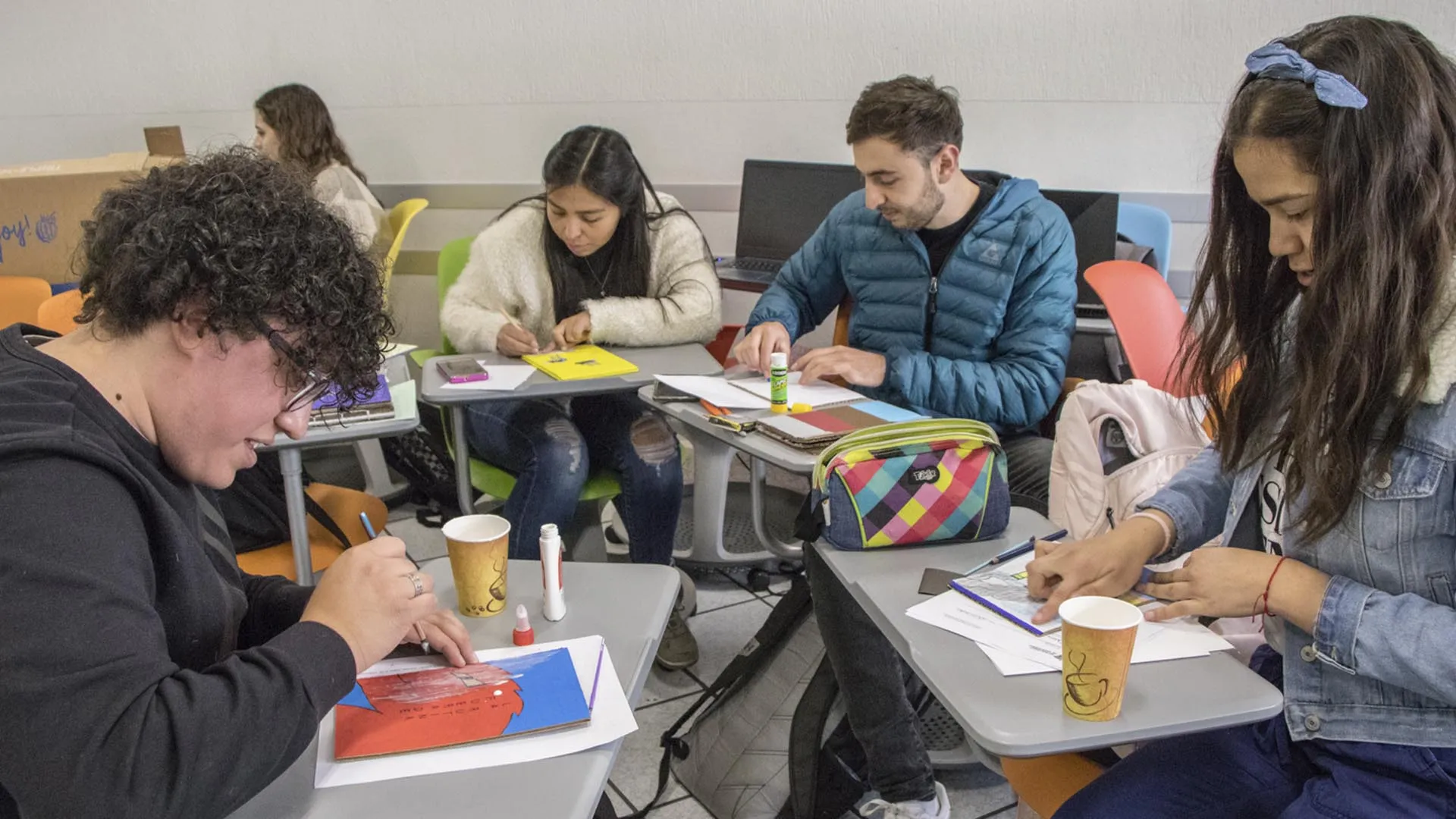 Alumnos del Tec creando y dise&ntilde;ando libros para alumnos de primaria