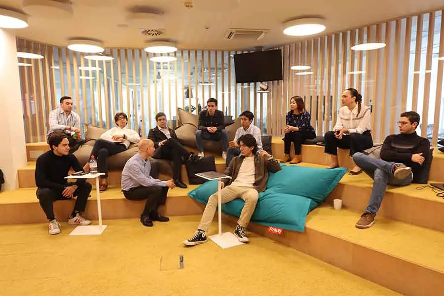 Durante las pr&aacute;cticas en Cemex los estudiantes interactuaron con diversos integrantes de la empresa.