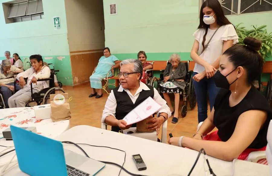 Daniela Gordillo (der.), directora del Departamento de LNB de la Regi&oacute;n Occidente del Tec, durante la entrega de producto y resultados en el asilo Mar&iacute;a Auxiliadora