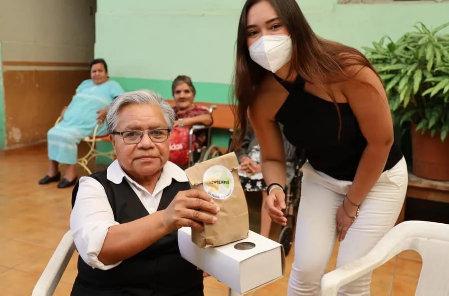 En total 60 paquetes fueron entregados a todas las integrantes del asilo Mar&iacute;a Auxiliadora