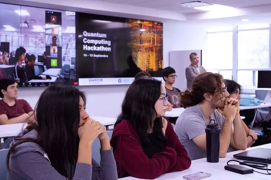 Estudiantes en el Quantum Computing Hack del Tec.