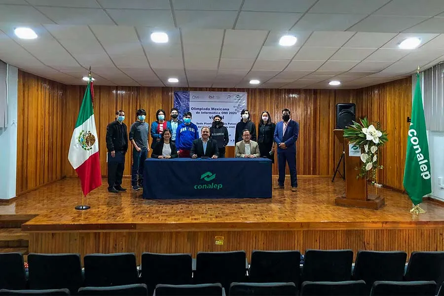 Delegaci&oacute;n junto a autoridades en la ceremonia de clausura de la competencia. 