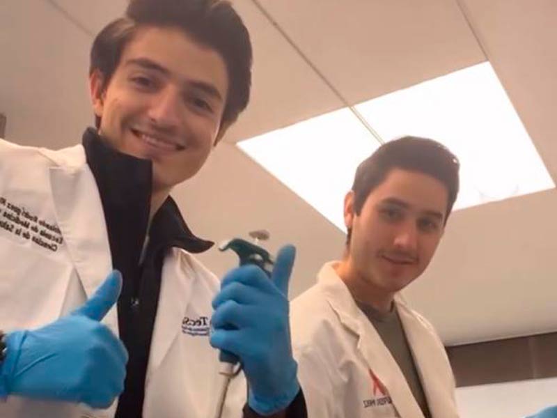 Dos de los alumnos que participaron en el proyecto de investigaci&oacute;n para ReachSci.