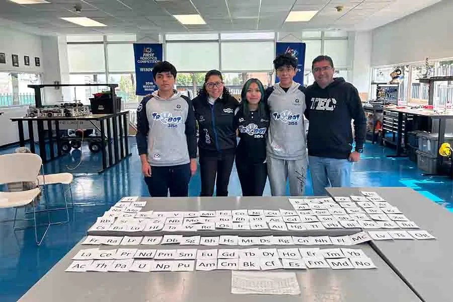Estudiantes de PrepaTec desarrollan tabla peri&oacute;dica en braille