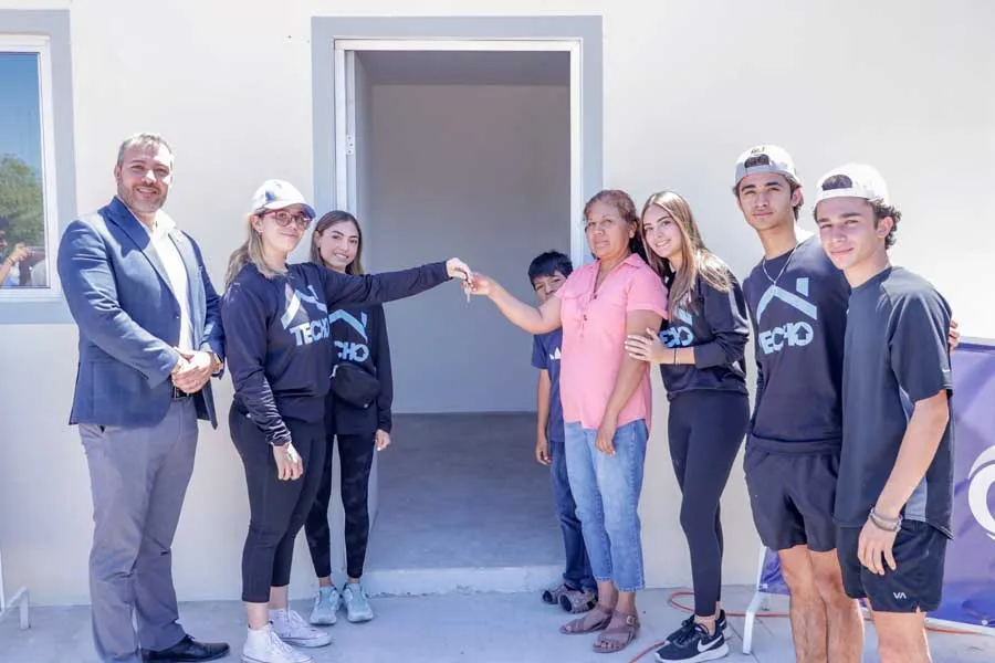 Alumnos de PrepaTec Navojoa al momento de entregar las llaves de su nueva casa a la s&ntilde;ora Elsa R&aacute;bago