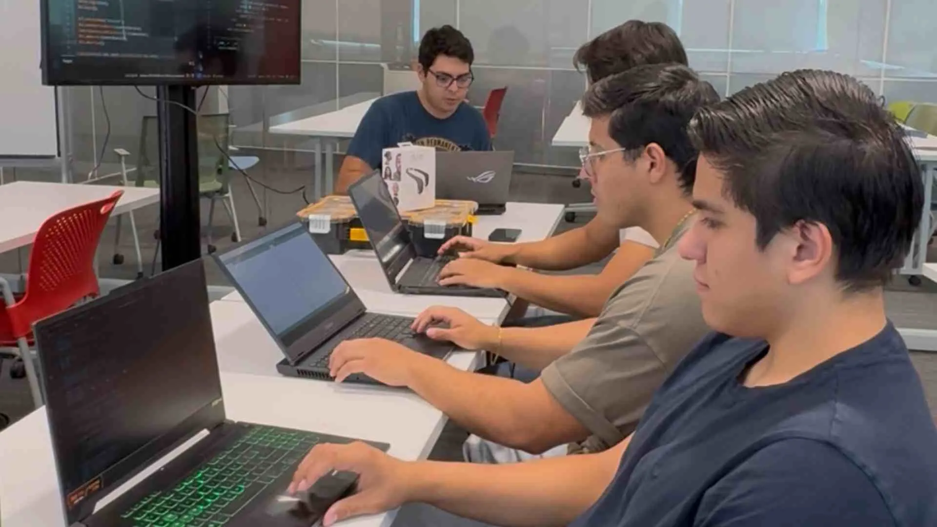 Alberto Diaz, Cristian Contreras, Daniel Mung&iacute;a y Eduardo Z&aacute;rate trabajando