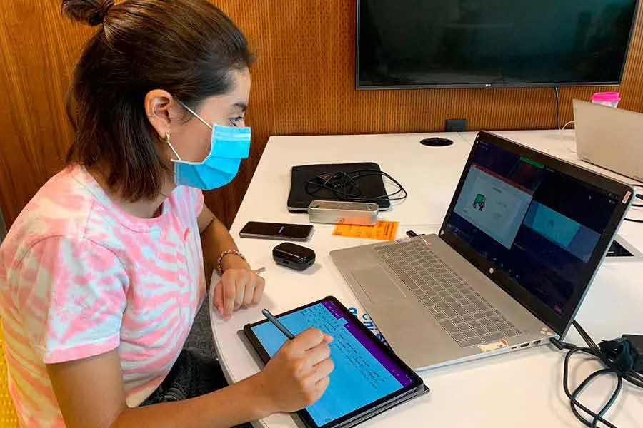 Alumnos hicieron uso de los espacios designados en el campus para tomar sus clases de manera h&iacute;brida y presencial