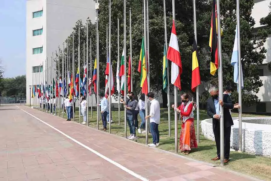 Alumnos y autoridades izaron las banderas durante la ceremonia del &Aacute;rbol de la Fraternidad 
