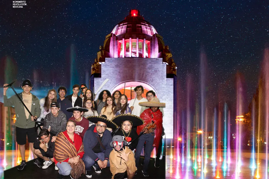 Alumnos dentro del Monumento a la Revoluci&oacute;n