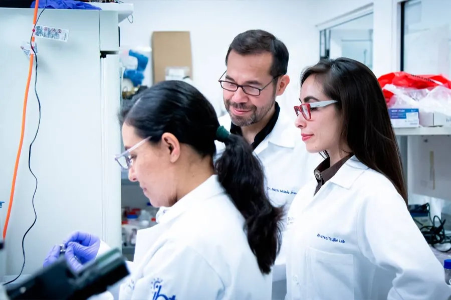 La Dra. Grissel Trujillo y el Dr. Mario &Aacute;lvarez lideran el laboratorio en el Centro de Biotecnolog&iacute;a FEMSA.