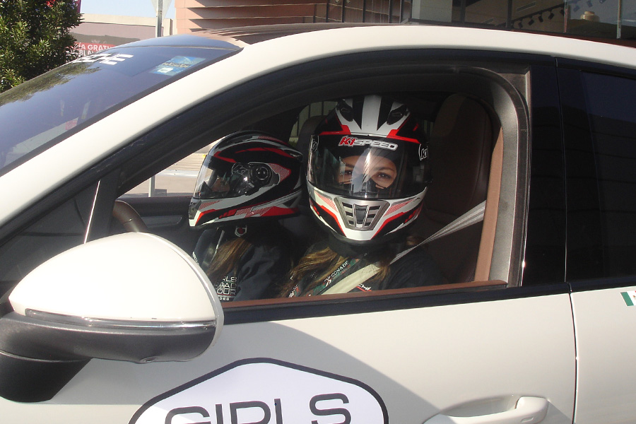 Ana Diep a bordo de un vehículo en el Girls Road Tour.