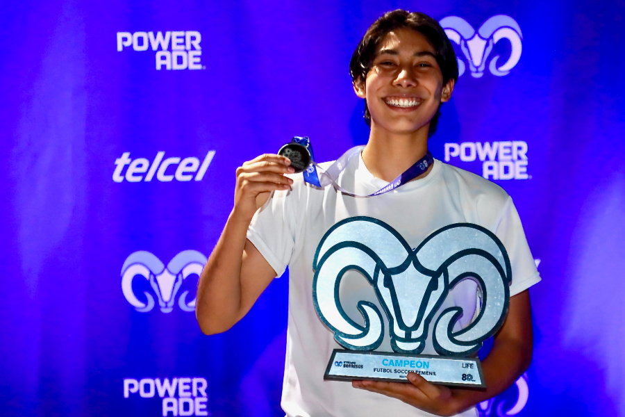 Ana Estrada con el trofeo y medalla de primer lugar tras ganar la final de futbol femenil profesional en Intercampus 2026.
