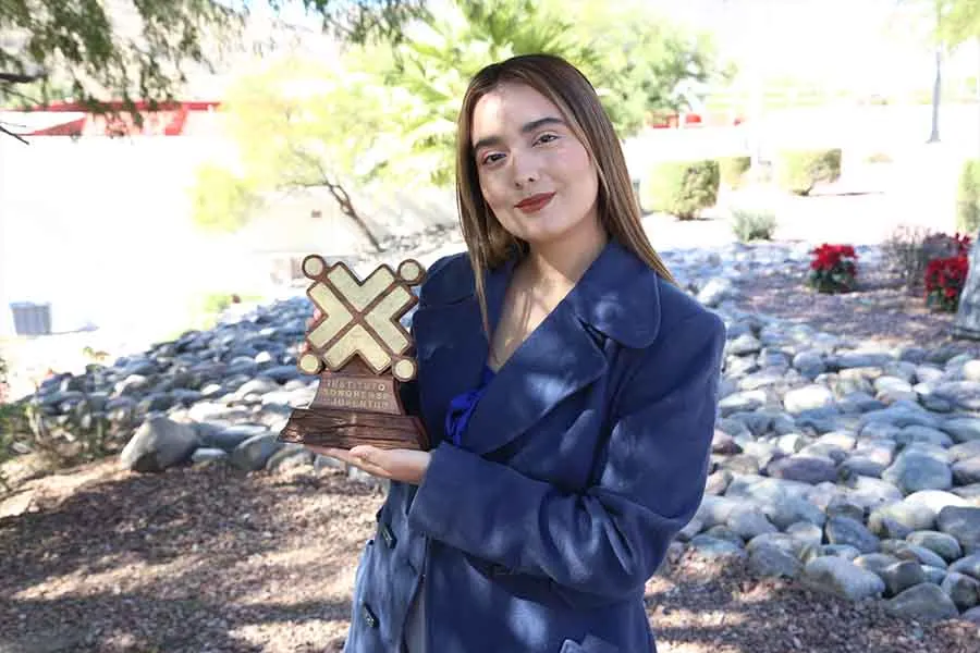 Ana Gabriela Ruiz con su premio de la categor&iacute;a Oratoria y Debate